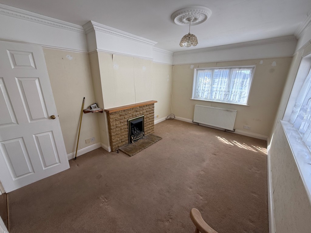 Lot: 99 - DETACHED BUNGALOW FOR REFURBISHMENT AND REPAIR - Living room